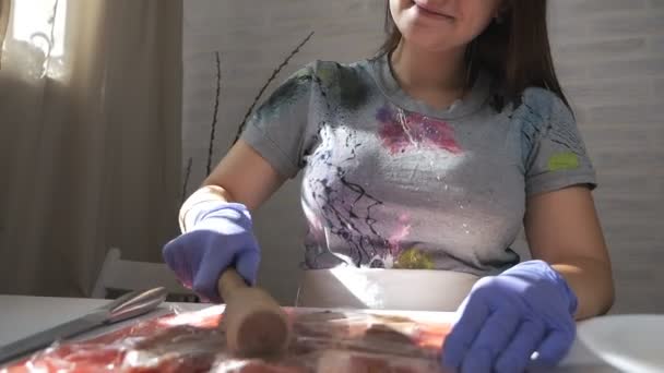 Girl cook bat la viande crue avec un marteau pour cuire des steaks . — Video