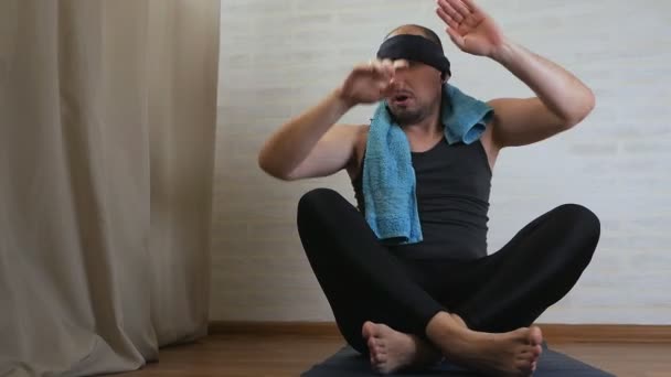 Un ciccione divertente su un tappetino da yoga. Formazione e uno stile di vita sano — Video Stock