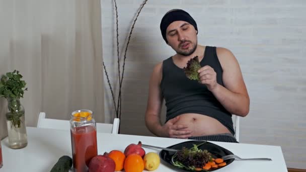 Plešatý tlustý vegetarián nechutně jí salát. Správná výživa, zdravý životní styl — Stock video