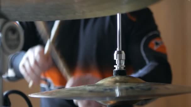 Le batteur en action. Un processus photo en gros plan joue sur un instrument de musique — Video