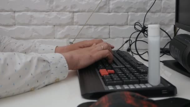 Το χέρι mans λειτουργεί με το ποντίκι στο τραπέζι και στο πληκτρολόγιο.Απομακρυσμένη εργασία, ελεύθερος επαγγελματίας, χώρος εργασίας — Αρχείο Βίντεο