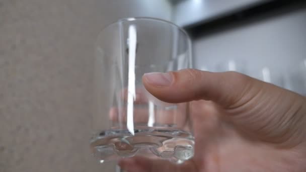 Agua potable pura de un grifo de cocina en un vaso. Llenar un vaso con agua fría y saludable. Ambiente acogedor — Vídeo de stock