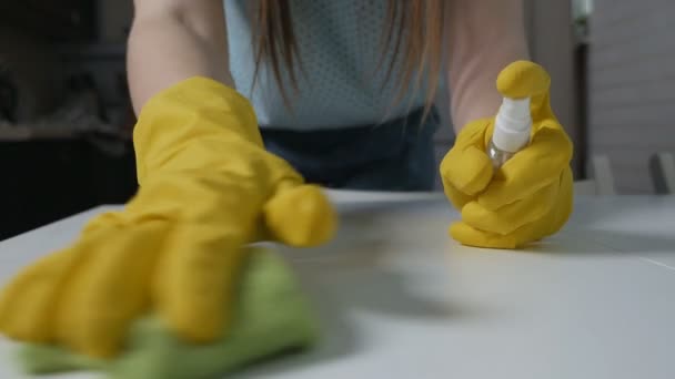 Mujer con guantes amarillos limpiando la mesa. Desinfectante, spray, protección contra virus — Vídeo de stock