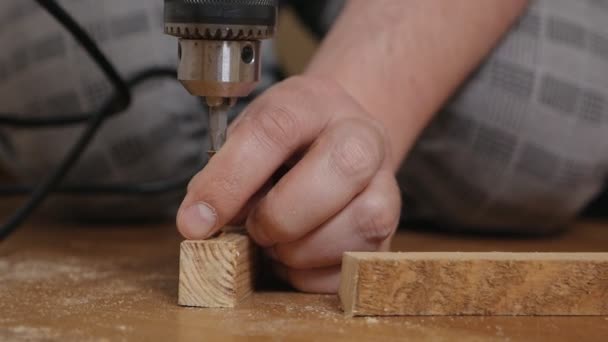 Ein Mann mit Glatze repariert in einem Haus, einer Wohnung, arbeitet mit einem Baum, einem Holzklotz. Hausbau. Innenarchitektur. Modernisierungs- und Verbesserungskonzept — Stockvideo