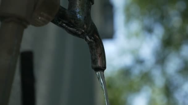 Fuente de agua potable con agua potable limpia si alguien tiene sed. Agua potable fresca para todos — Vídeo de stock