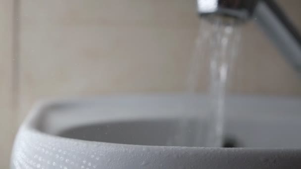 L'acqua del rubinetto scorre splendidamente, affascinantemente dal rubinetto. Acqua pura per l'igiene delle persone. Primo piano — Video Stock