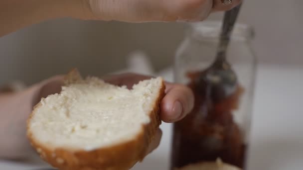 암컷 손에 숟가락으로 빵 위에 붉은 캐비어를 얹는다. 버터와 캐 비어를 곁들인 샌드위치. 먹는 음식 — 비디오