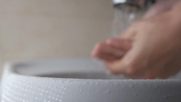 Девушка моет руки в ванной комнате дома, чтобы предотвратить коронавирусную инфекцию. COVID-19 — стоковое видео