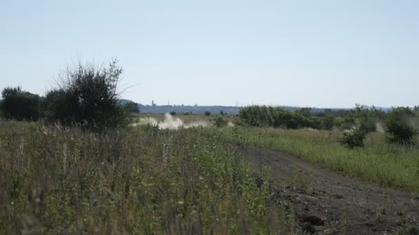 JYVASKYLA, FINLAND - 8 Temmuz 2020: ralli arabası, tozla kaplanmış off-road yarışı, hızlı sürüş. Yavaş çekim. — Stok video