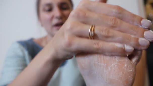 Femme qui applique de la crème pour traiter les pieds avec des champignons, infection — Video