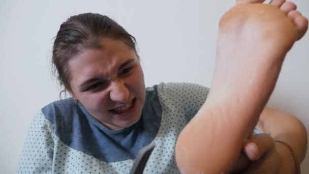 Peeling del talón del pie utilizando un rodillo, la eliminación de la piel vieja y callos, El proceso de pulir el talón en casa, el concepto de cosmetología — Vídeos de Stock