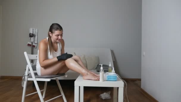 Obraz młodej kobiety stosującej krem do depilacji nóg — Wideo stockowe