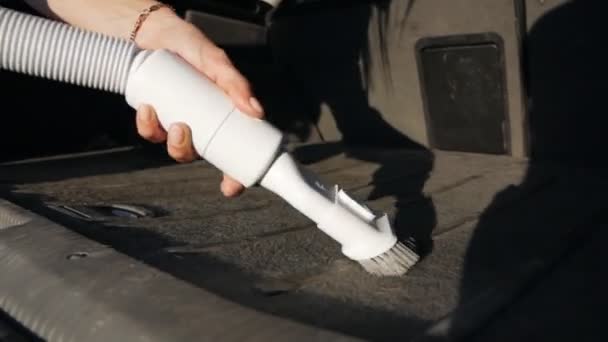 掃除機で車のトランクを真空掃除機と女性の手は日没時に屋外の車のトランクから汚れやほこりを除去 — ストック動画