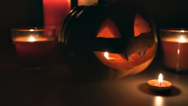 Klassisches Halloween-Dekor aus Kürbissen mit Kerzen — Stockvideo