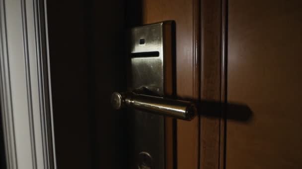 Stainless steel door handle or keyhole handle on wooden door, front door handle with lock, modern interior design concept, shallow depth of field In a hotel — Stock Video