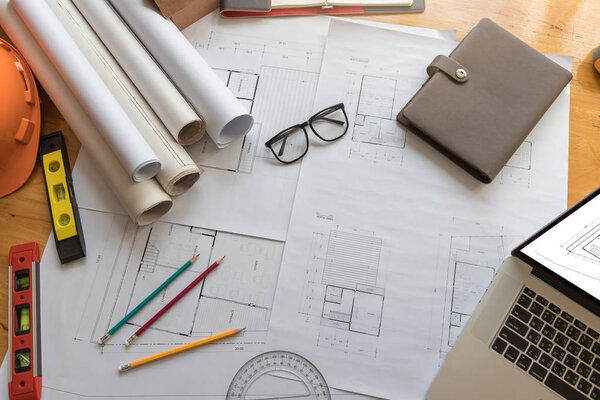 Концепция инженера и архитектора, команда инженеров-архитекторов, работающих с чертежами
