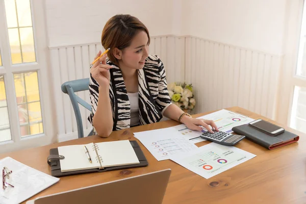 Företag Och Finans Begreppet Office Arbetar Affärskvinna Diskutera Försäljning Analys — Stockfoto