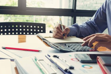 Çalışma, işadamı satış analizi grafiği tartışmak için hesap makinesini kullanarak office iş ve ekonomi kavramı