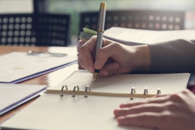 Çalışma, defter üzerinde yazma işkadını office iş ve ekonomi kavramı