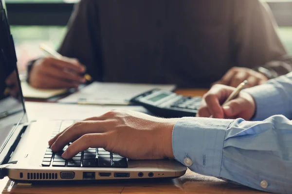 Concepto Negocio Finanzas Del Trabajo Oficina Empresario Usando Calculadora Para — Foto de Stock