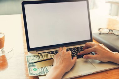 Online alışveriş için web sitesini aramak için dizüstü bilgisayar kullanan kadın.