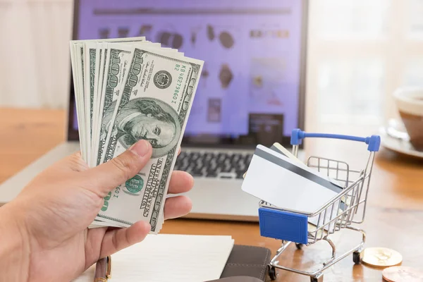 Commerce Concept Hand Met Geld Credit Card Winkelwagentje Met Laptop — Stockfoto