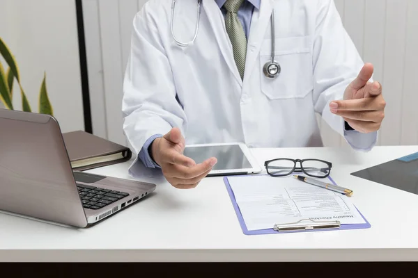 Egészségügyi Koncepció Orvos Segítségével Tabletta Dolgozik Hivatal — Stock Fotó
