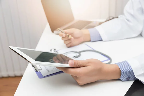 Kesehatan Dan Konsep Medis Dokter Menggunakan Tablet Dan Bekerja Kantor — Stok Foto