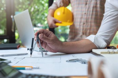 Planları ile çalışan mühendis ve mimar kavramı, mühendis mimar ve emlakçı office ekibi
