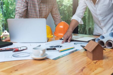 Planları ile çalışan mühendis ve mimar kavramı, mühendis mimar ve emlakçı office ekibi