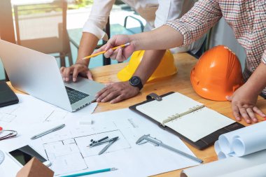 Planları ile çalışan mühendis ve mimar kavramı, mühendis mimar ve emlakçı office ekibi