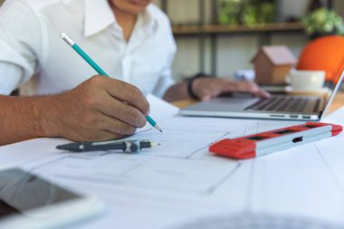 Planları ile çalışan mühendis ve mimar kavramı, mühendis mimar ve emlakçı office ekibi