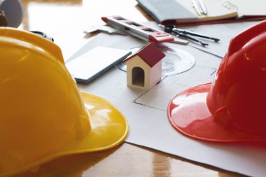 Planları ile çalışan mühendis ve mimar kavramı, mühendis mimar ve emlakçı office ekibi