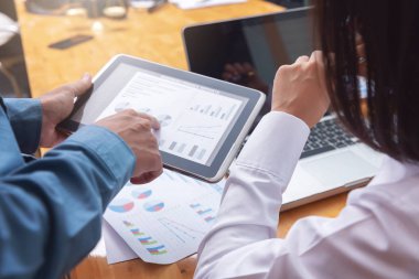 Ofiste iş ve çalışma, office iş tartışırken işadamları ekip çalışması kavramı finans planı