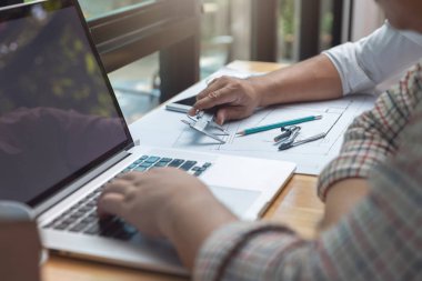 Planları ile çalışan mühendis ve mimar kavramı, mühendis mimar ve emlakçı office ekibi