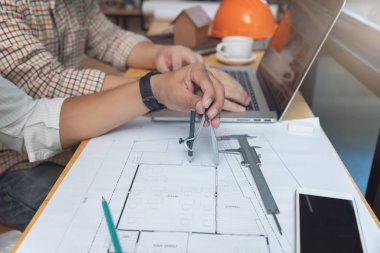 Planları ile çalışan mühendis ve mimar kavramı, mühendis mimar ve emlakçı office ekibi