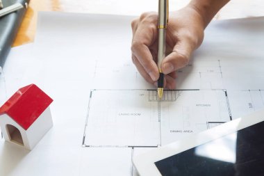 Planları ile çalışan mühendis ve mimar kavramı, mühendis mimar ve emlakçı office ekibi