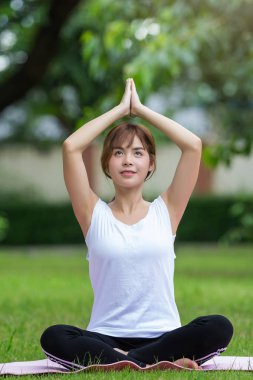 Güzel Asyalı kadınlar yoga park yaparken closeup