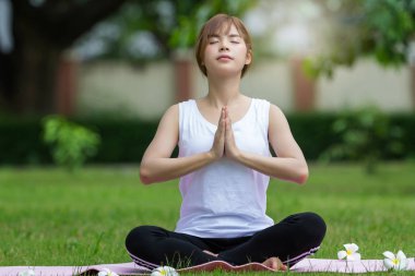 Güzel Asyalı kadınlar yoga park yaparken closeup