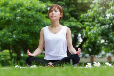 Güzel Asyalı kadınlar yoga park yaparken closeup