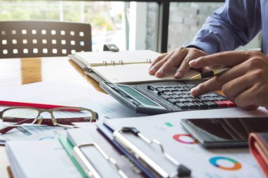 Ofiste iş ve çalışma, office iş tartışırken işadamları ekip çalışması kavramı finans planı