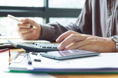 Ofiste iş ve çalışma, office iş tartışırken işadamları ekip çalışması kavramı finans planı