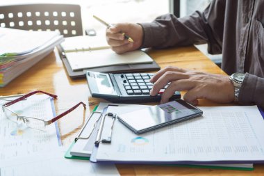 Ofiste iş ve çalışma, office iş tartışırken işadamları ekip çalışması kavramı finans planı