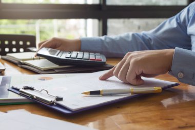 Ofiste iş ve çalışma, office iş tartışırken işadamları ekip çalışması kavramı finans planı