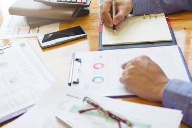 Ofiste iş ve çalışma, office iş tartışırken işadamları ekip çalışması kavramı finans planı