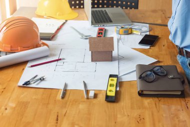 Planları ile çalışan mühendis ve mimar kavramı, mühendis mimar ve emlakçı office ekibi