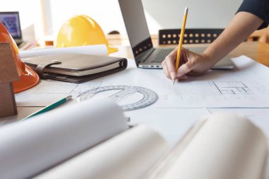 Planları ile çalışan mühendis ve mimar kavramı, mühendis mimar ve emlakçı office ekibi