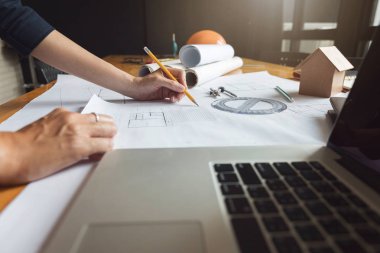 Planları ile çalışan mühendis ve mimar kavramı, mühendis mimar ve emlakçı office ekibi