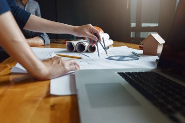 Planları ile çalışan mühendis ve mimar kavramı, mühendis mimar ve emlakçı office ekibi