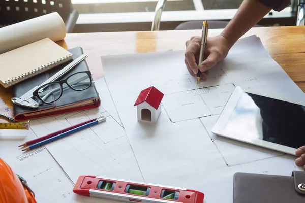 Planları ile çalışan mühendis ve mimar kavramı, mühendis mimar ve emlakçı office ekibi